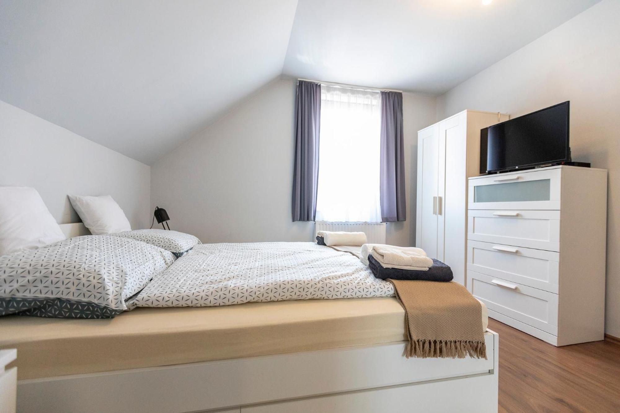 Park Apartman Sarrod Buitenkant foto