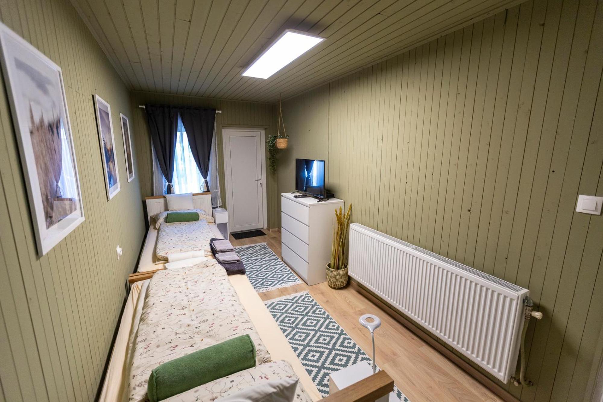 Park Apartman Sarrod Buitenkant foto